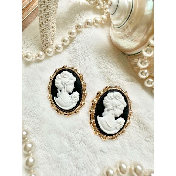 No Brand Jewelry - Black and cream Antique style silhouette stud earrings